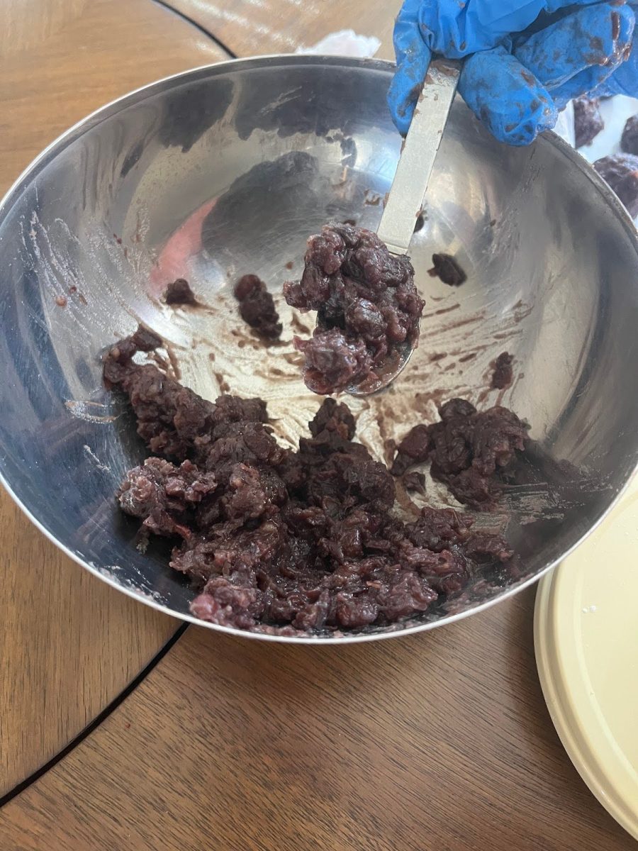 Step 3: Shape the red bean paste.