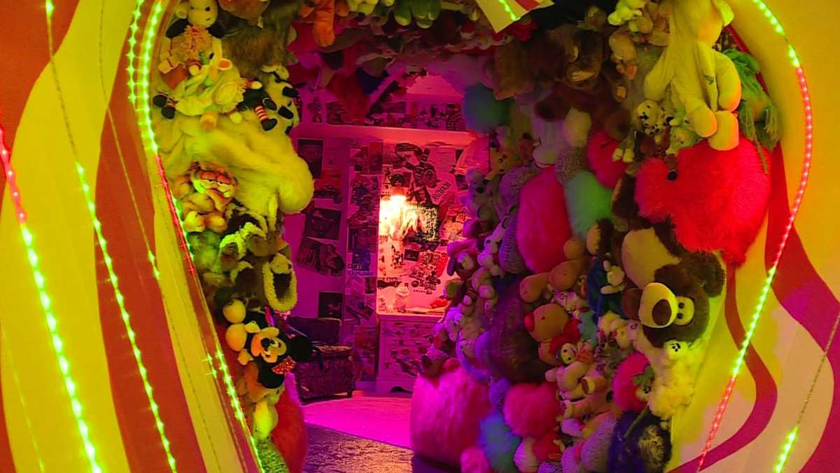 A heart shaped hallway covered in stuffed animals leading to a pink recreation of a late 90’s themed bedroom. A common theme of the exhibit is nostalgia, many artists using the installation as a way to share pieces of their lives to anyone who passes through.