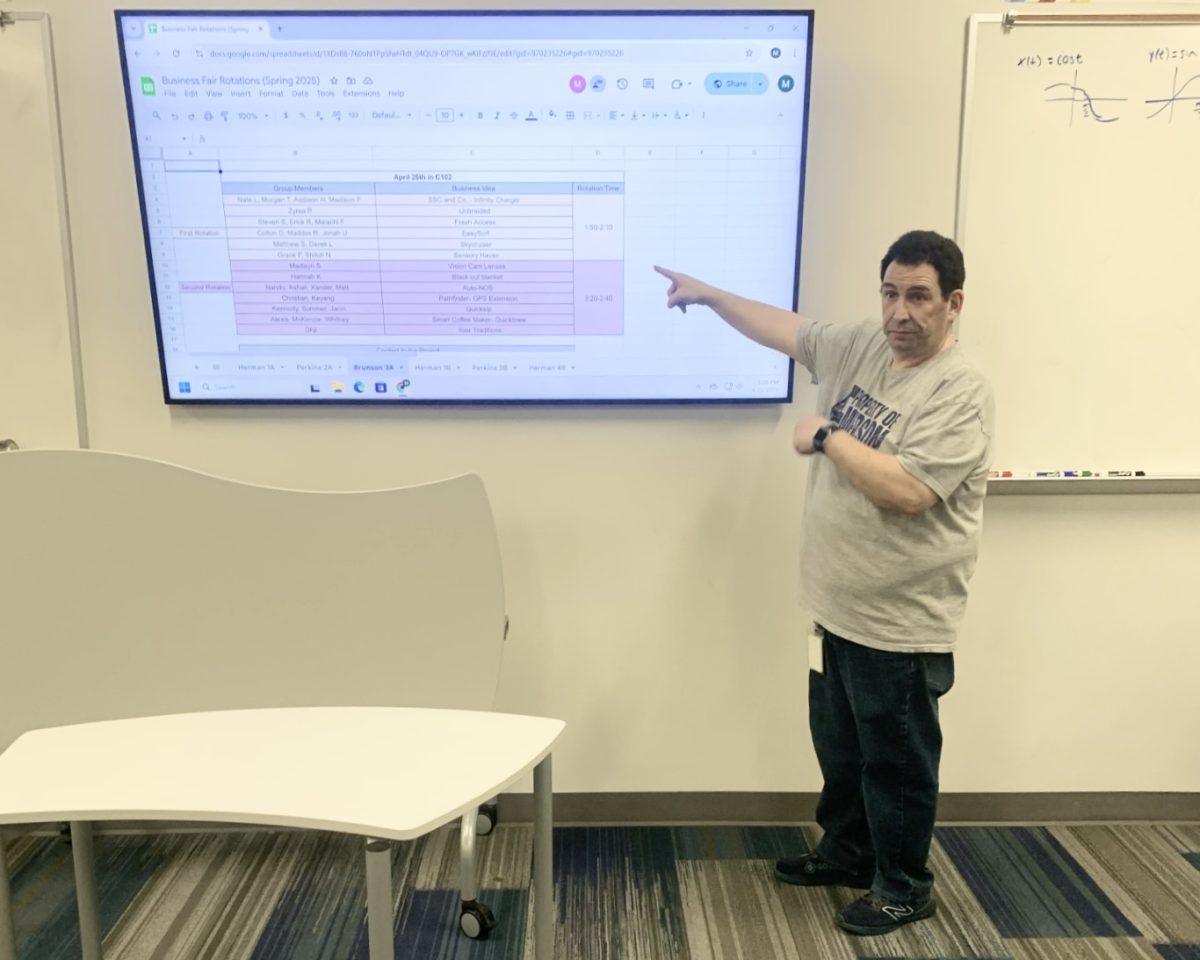 Michael Herman teaches his debate students. (Luke Hrabal)
