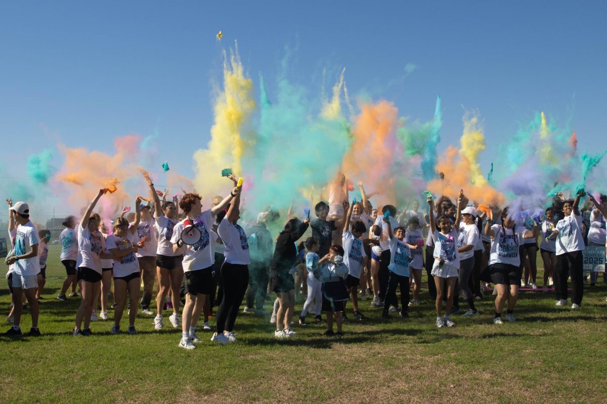 The crowd anticipates the Color Run with a color throw.