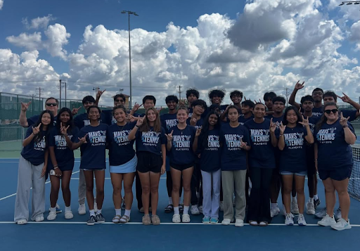 Tennis team gathers as season concludes. (Leila Yoon)