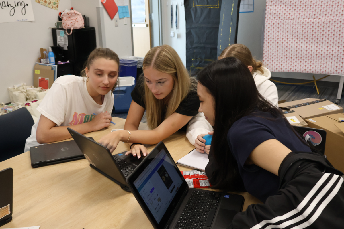 Prom Committee discusses week agenda and deadlines (Camila Hernandez, 10).
